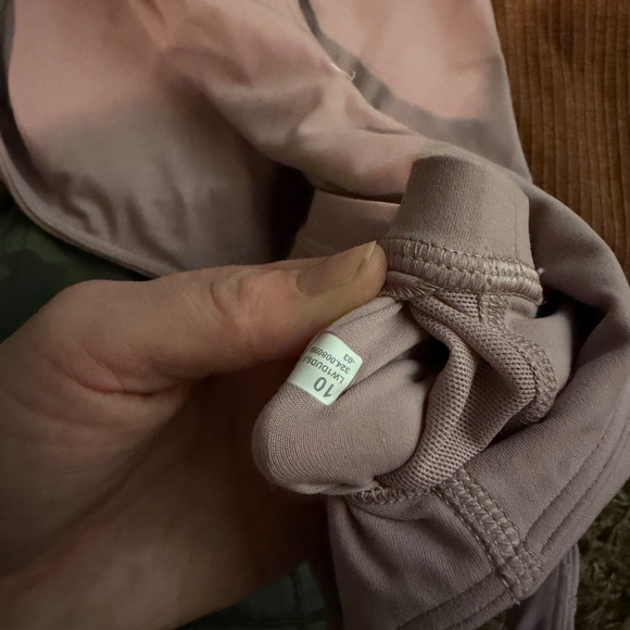 Lululemon clothes - Picture 4 of 5